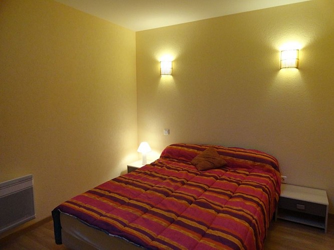 Location Aguerre - Chambre lit double rayée - Osses