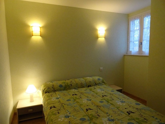 Location Aguerre - Chambre lit double fleurie - Osses