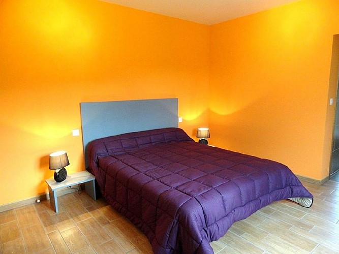 Maison Lenco chambre lit double orange - Anhaux
