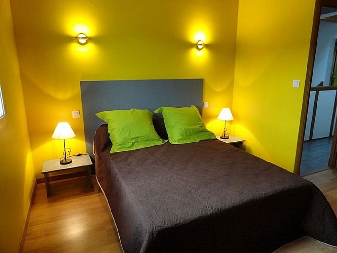 Maison Lenco chambre lit double jaune - Anhaux