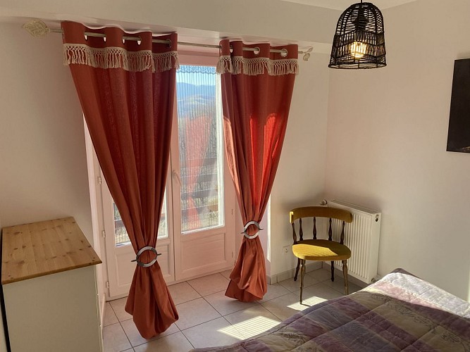 Chambre parents (vue sur porte fenêtre)