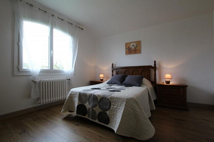 Maison Monaco chambre lit double cadre bois - St Jean Pied de Port