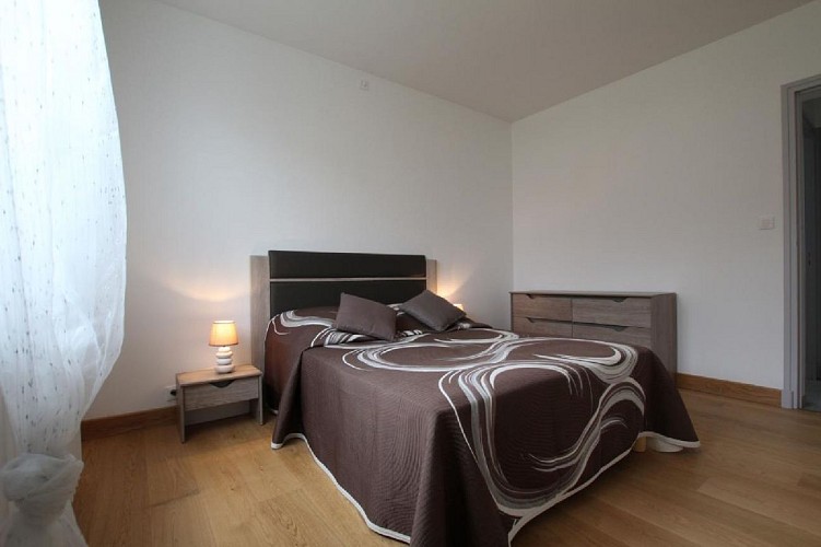 Maison Monaco chambre lit double marron - St Jean Pied de Port