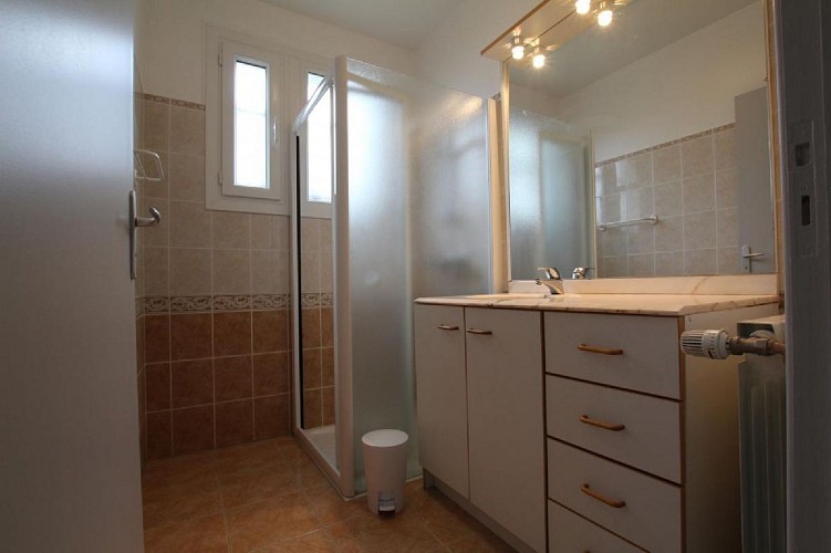 Maison Monaco salle de douche - St Jean Pied de Port