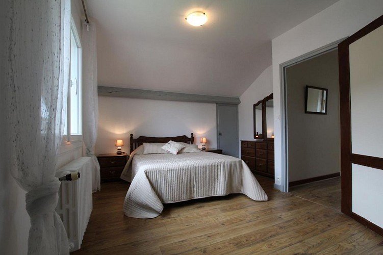 Maison Monaco chambre lit double coiffeuse - St Jean Pied de Port