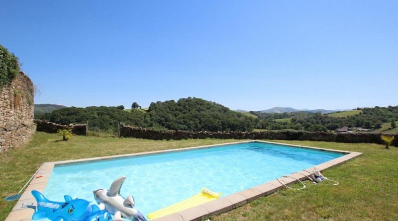 appartement-gallet-chateau-de-meharin-piscine-exterieure-meharin