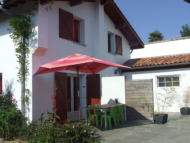 terrasse avec parasol