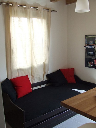 canapé + vue fenêtre 1