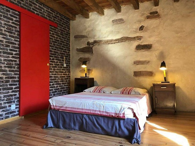 maison-delmotte-arkatchia---chambre-lit-double-rouge---hosta