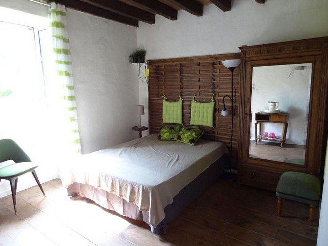 maison-delmotte-arkatchia---chambre-lit-double-vert---hosta