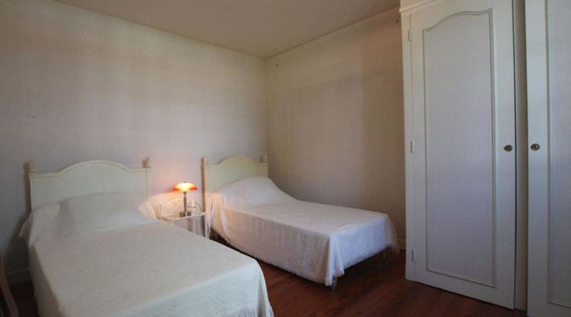 maison letchaureguy chambre deux lits single armoire blanche saint palais
