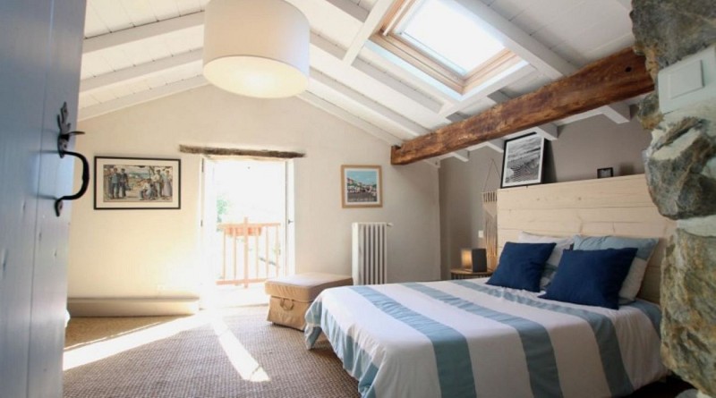 maison irbarren chambre lit double rayures bleues st etienne de baigorry