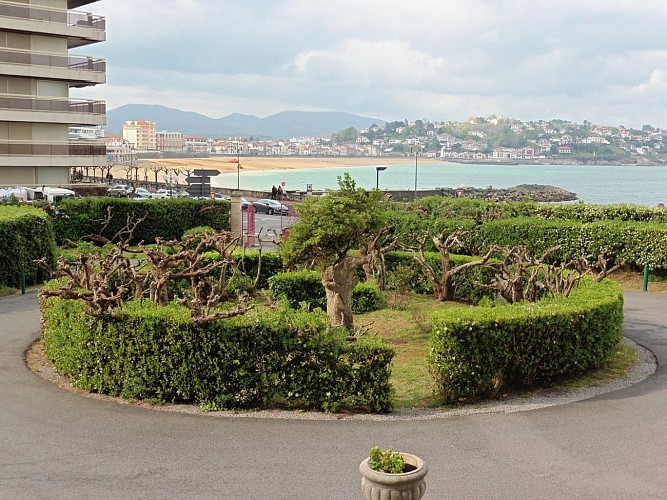 Residence-le-golf-Juen-Saint-Jean-de-Luz-entree-immeuble