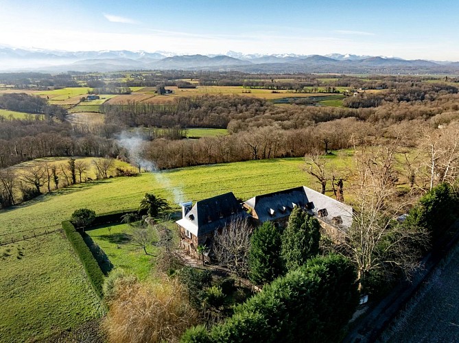 Ext vue aerienne maison et pyrénée