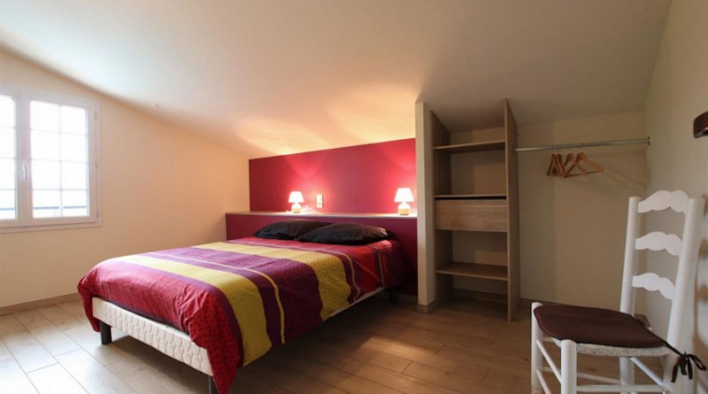 maison gelos chambre lit double rayures ahaxe