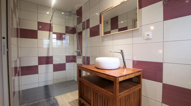 maison gelos salle de douche carreau rose ahaxe