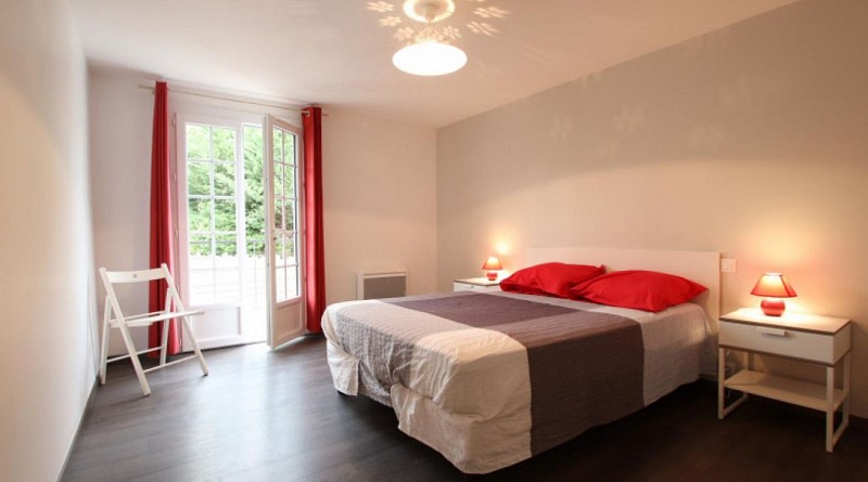 maison jaureguy chambre lit double rouge beyrie