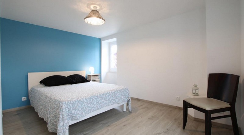 maison jaureguy chambre lit double mur bleu beyrie