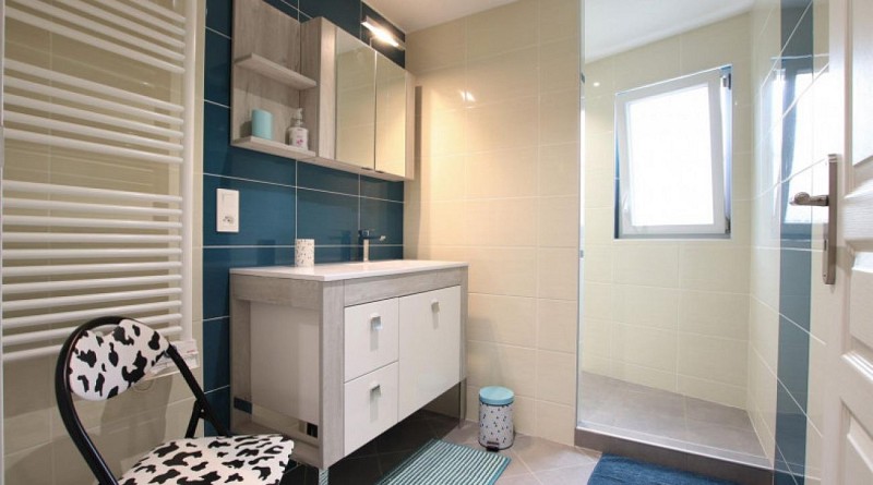 maison jaureguy salle de douche bleue beyrie