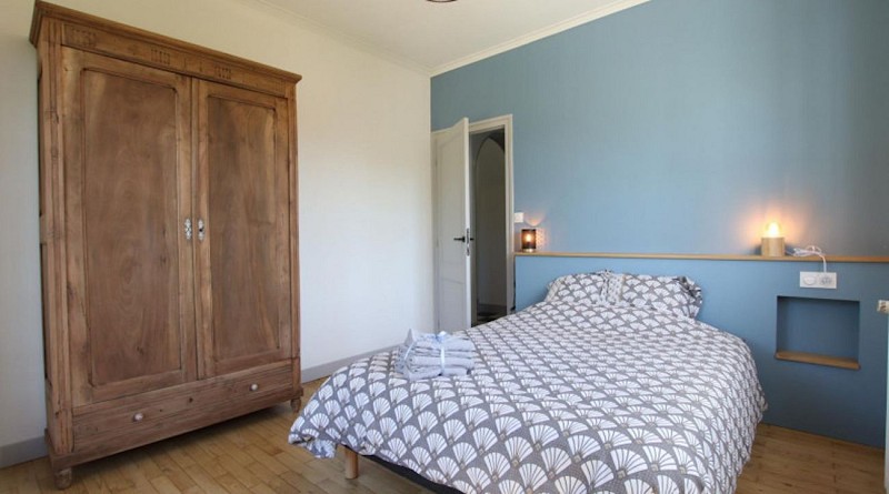 maison eyherart chambre lit double mur bleu ascarat
