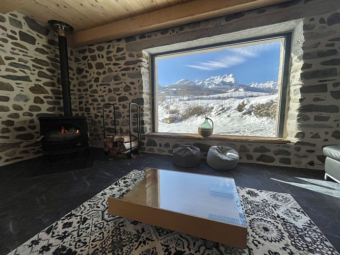 La Bourdette - vue sur le cirque depuis la salle de vie à côté du feu