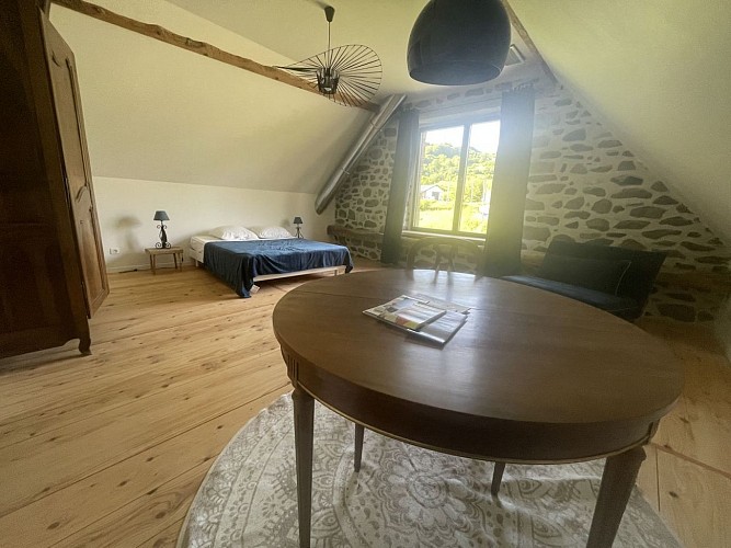 grande chambre avec table de travail