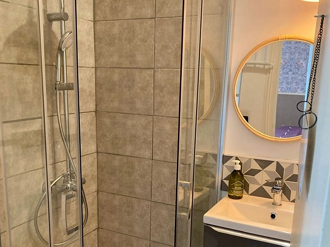 Salle d'eau avec douche