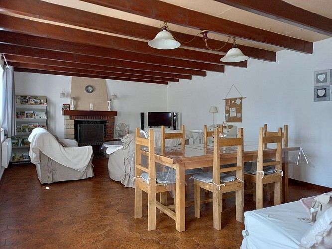 GITE DU VIEUX PONT GOURGE SALLE A MANGER- SALON2