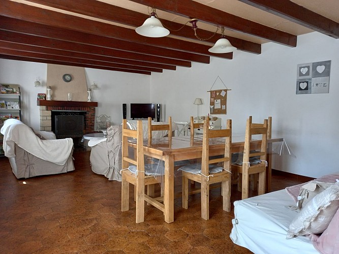 GITE DU VIEUX PONT GOURGE SALLE A MANGER- SALON3