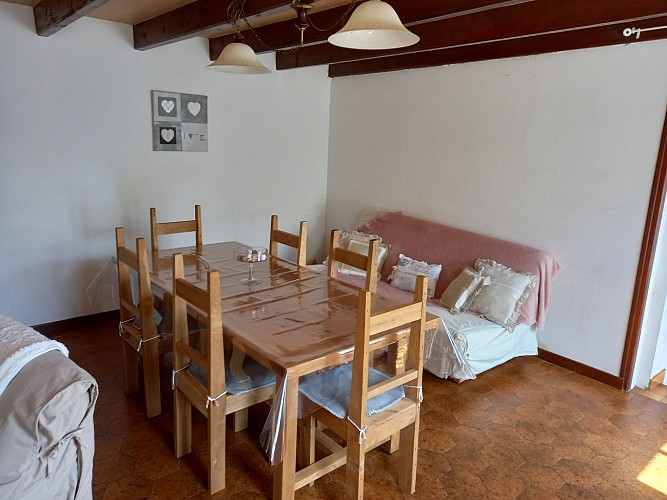 GITE DU VIEUX PONT GOURGE SALLE A MANGER