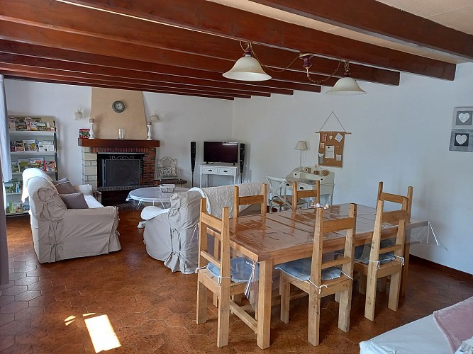 GITE DU VIEUX PONT GOURGE SALLE A MANGER- SALON