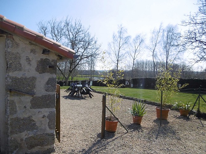 entrée sur jardin clos, avec vue sur étang