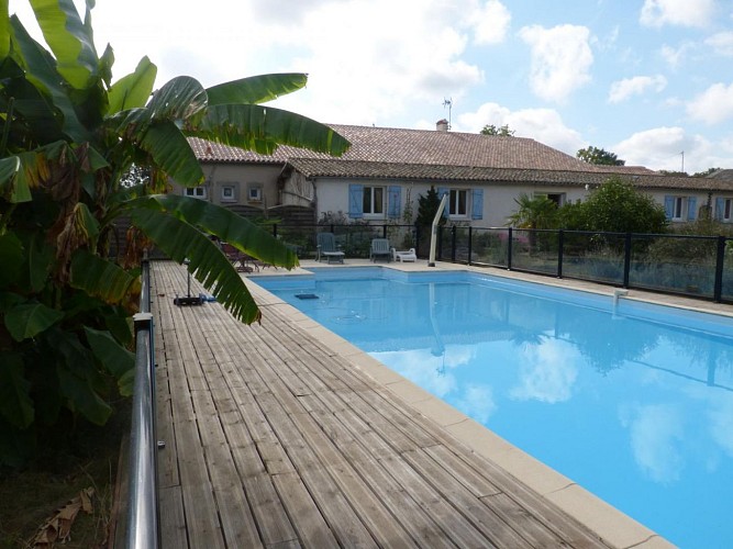 Piscine gîte à la campagne à Cours