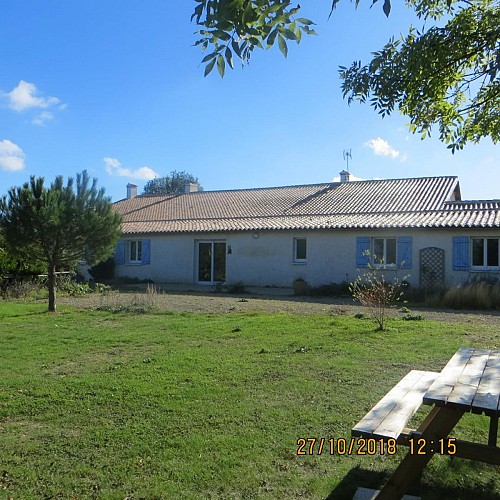 façade gîte à la campagne à Cours