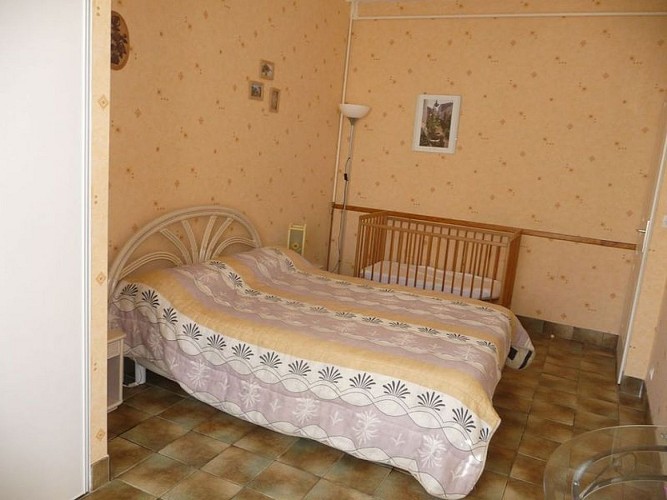 Chambre-2-Meuble-Volerit-St-Pierre-a-Champ-Val-en-Vignes-Thouarsais