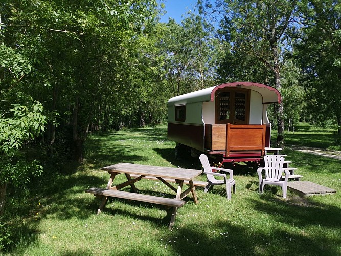 La roulotte du camping "Le Lidon" à Saint-Hilaire-la-Palud