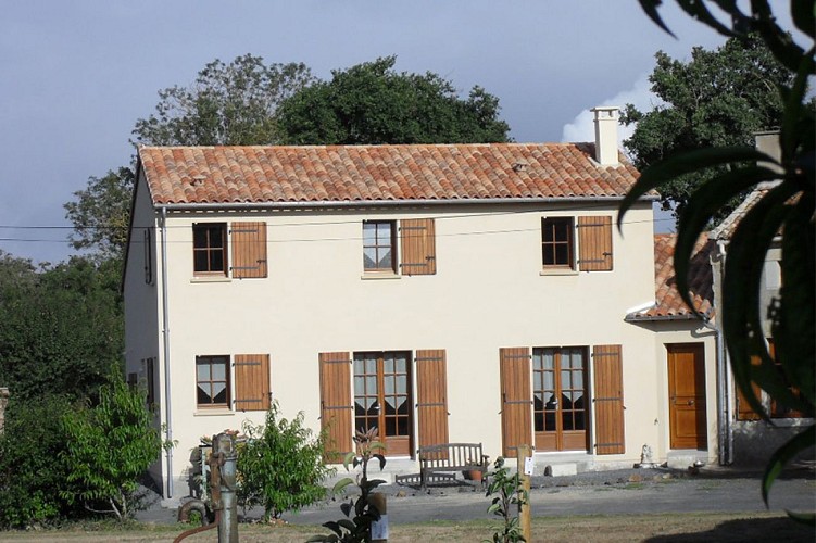 Extérieur meuble l'ecurie Denby St Pierre a champ Val en Vignes Thouarsais