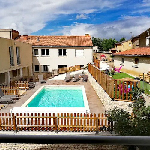 Piscine vue depuis le gite 2