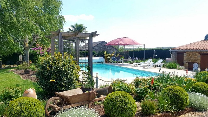 Piscine-et-exterieur-Meuble-de-Tourisme-Hilton-St-Jouin-de-Marnes---Hilton