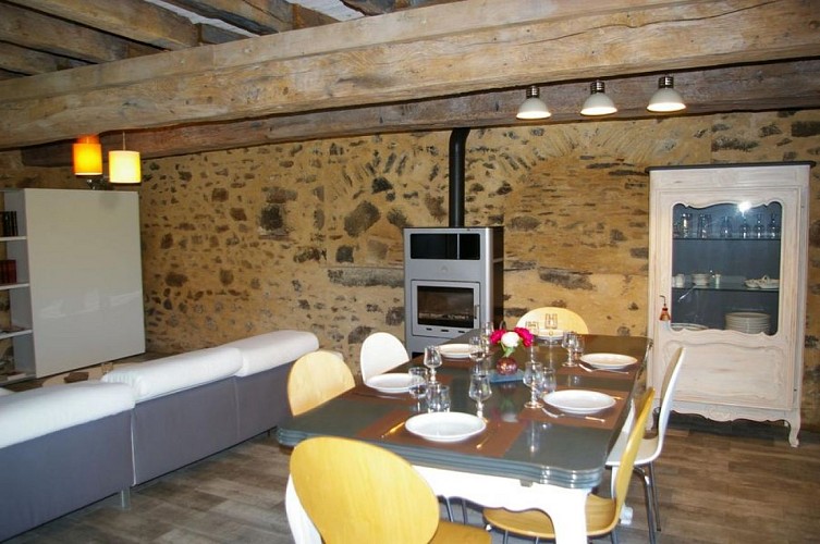 Salle-a-manger-Le-Fournil-du-Logis-des-Baillargeres-Coulonges-Thouarsais