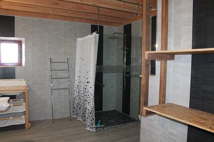 Le Marronnier salle d'eau, avec une table à langer avec baignoire