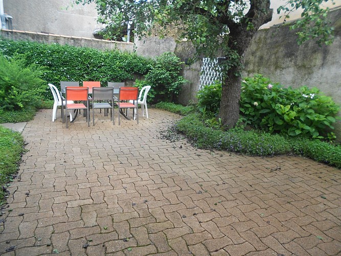 Gite-en-Ville-a-Airvault---la-terrasse-2