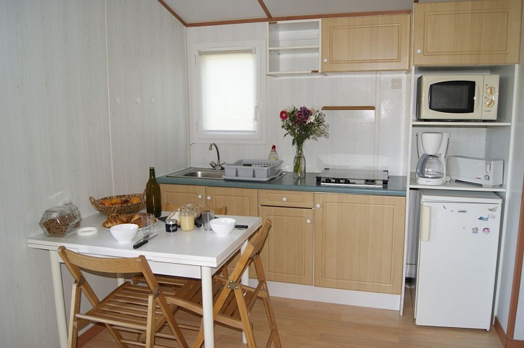 moutiers-sous-chantemerle-domaine-des-sablieres-chalet-bleu-cuisine