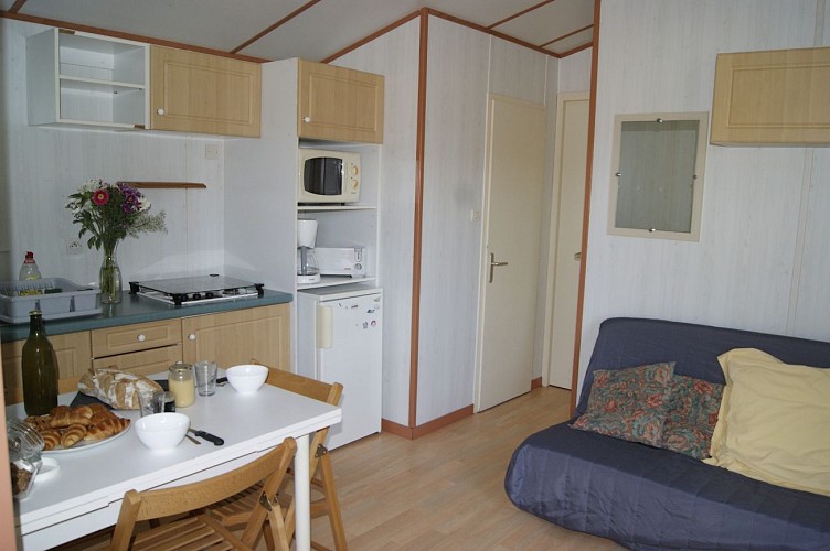 moutiers-sous-chantemerle-domaine-des-sablieres-chalet-bleu-cuisine-salon