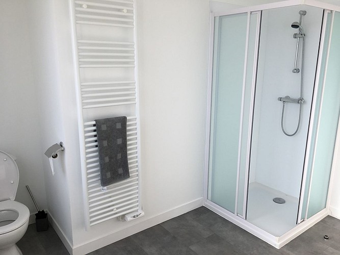 moutiers-sous-chantemerle-domaine-des-sablieres-gite-martin-pecheur-salle-de-bain