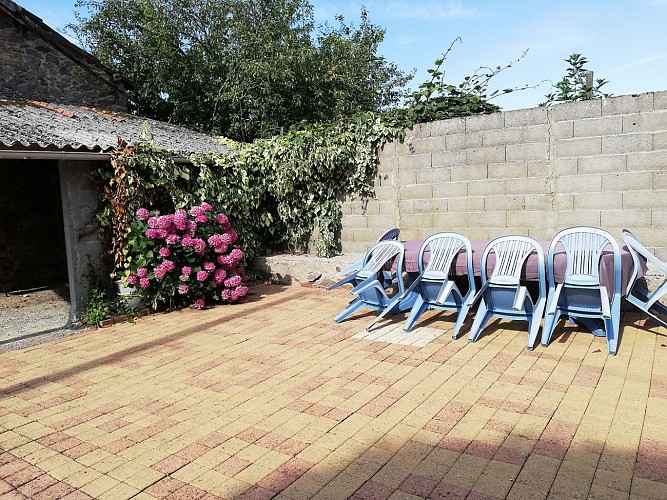 moutiers-sous-chantemerle-gite-aimer-faire-naturellement-terrasse2