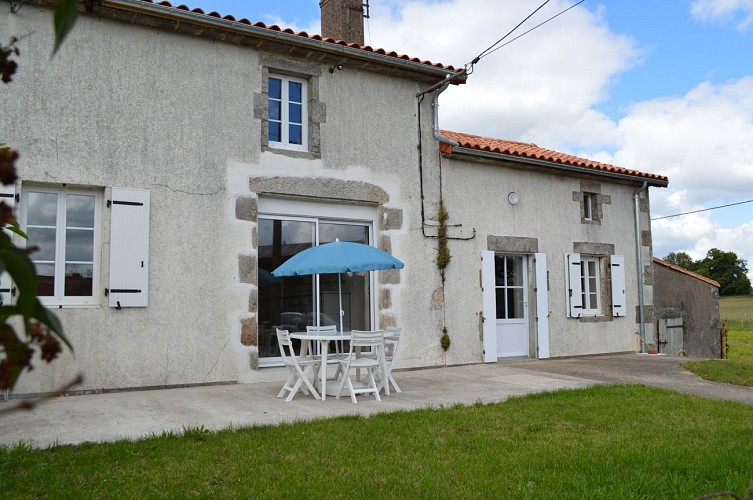 neuvy-bouin-gite-du-rocher-facade1