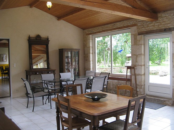 véranda donnant sur la terrasse et le jardin arboré