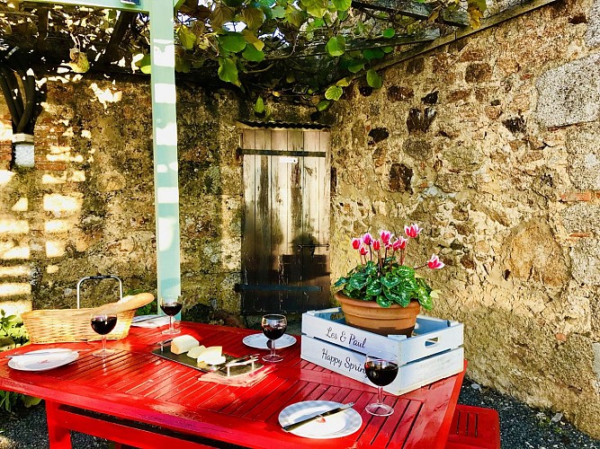 la-chapelle-st-etienne-la-blatiere-gite-the-stables-terrasse