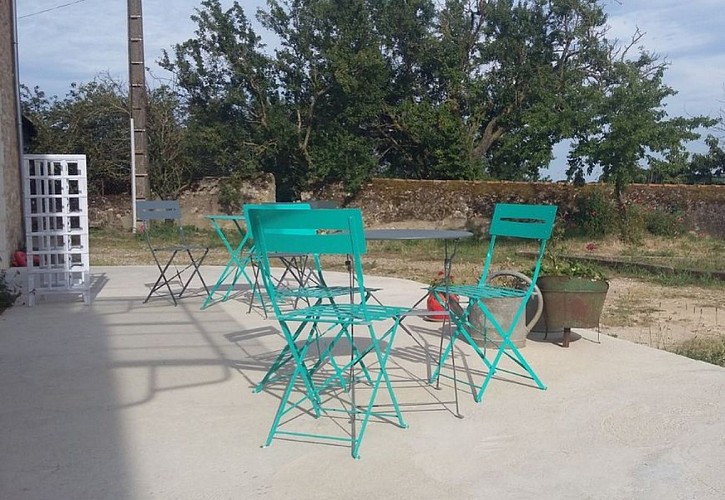 Terrasse Meublé de Tourisme Gîte de la Roche Fumé Ravailleau Saint Généroux